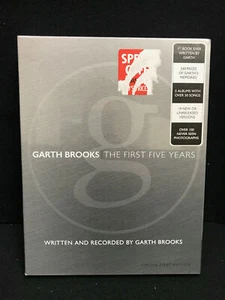 Garth Brooks Die Anthologie 5 CDs und 240 Seiten Buch Brandneu - Bild 1 von 5