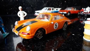 MODELLAUTOS CARRERA UNIVERSAL "PORSCHE 911", orange/schwarz ohne Beleuchtung - Picture 1 of 9