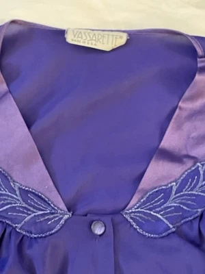 Bata de nailon vintage Vassarette XL púrpura botón delantero manga corta bordada usada en excelente estado Foto 1 de 4