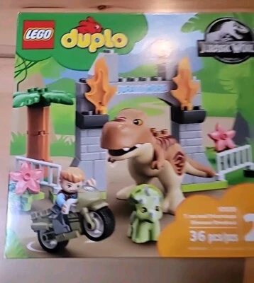 Lego JURASSIC  Duplo 10939 T.rex  Triceratops Dinosaur Breakout  New Sealed  - Image 1 of 4