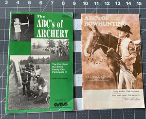 Two (2) Vintage 1970s Booklets - ABCs of Bowhunting and ABCs of Archery - Imagen 1 de 5