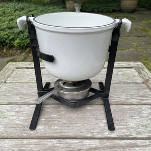 Set fonduta da tavolo Le Creuset in ghisa smaltata bianca con supporto e bruciatore - Foto 1 di 12