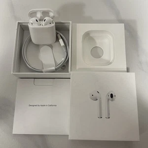 Apple AirPods 2. Generation mit Ladecase - Weiß - Li Funktioniert / Re Defekt - Zdjęcie 1 z 3