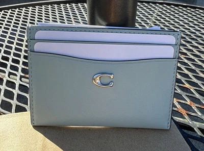 Estuche para tarjetas Coach esencial de cuero de becerro refinado plateado/azul claro $75 Foto 1 de 4