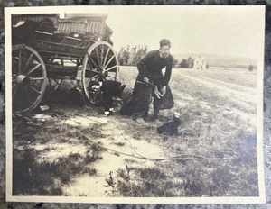 Antikes Foto Mann gibt vor Hufeisen auf eine Frau Lasso Wagen zu setzen - Bild 1 von 3