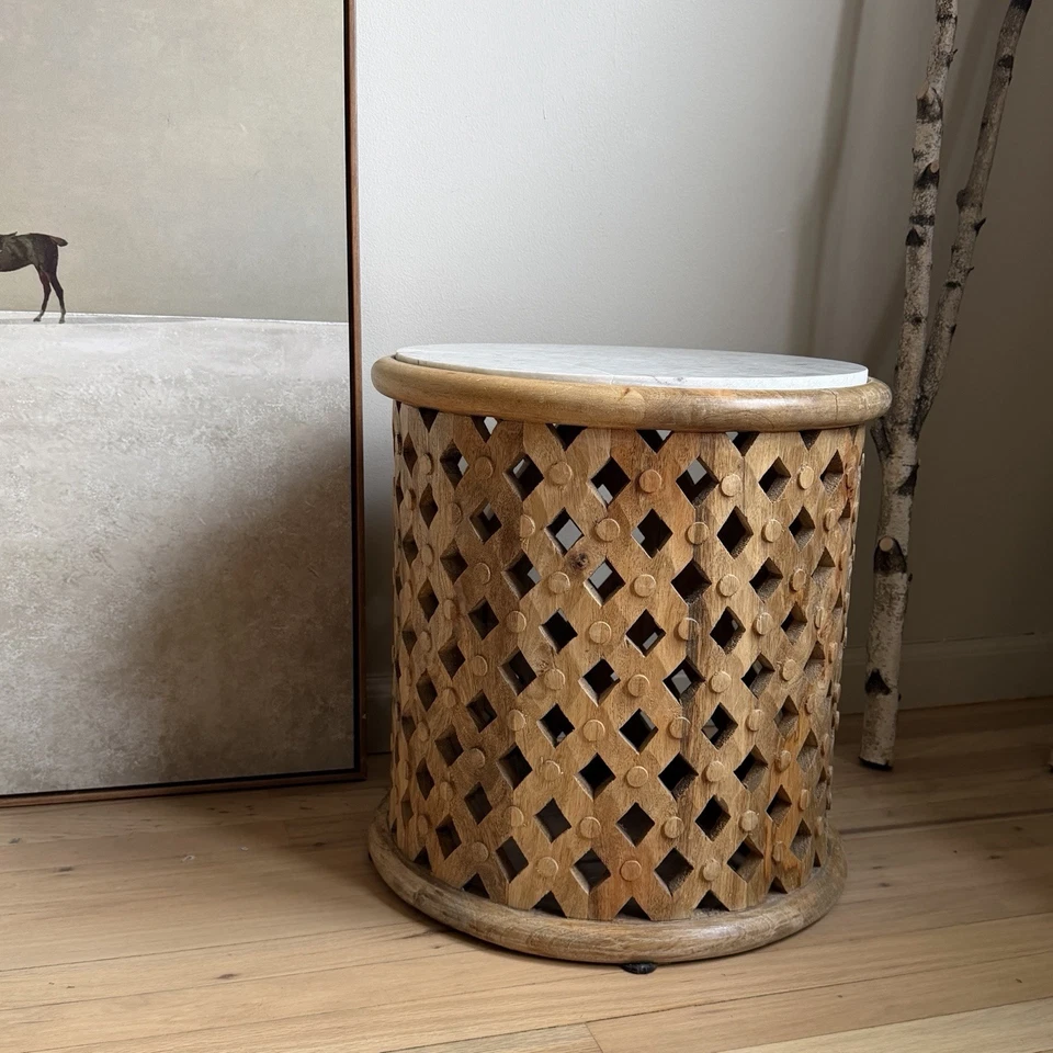 Mesa auxiliar redonda de celosía marroquí hecha a mano de madera natural + mármol blanco años 70 Foto 1 de 4