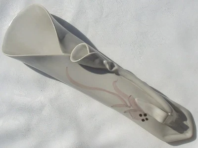 Jarrón de bolsillo de pared acanalado Hilborn Pottery Studio Canada Calla Lily firmado elegante Foto 1 de 4