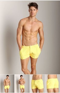 mec en maillot de bain a la plage