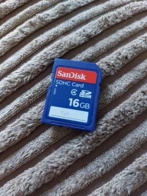 SanDisk 16GB Class 4 SDHC UHS-I Flash Memory SD Card. - Image 1 of 2