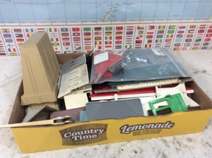 bonita caja completa con piezas chatarra Plasticville para kit buje - Imagen 1 de 9