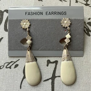 Neu aus altem Lagerbestand elfenbein & goldfarbene Ohrhänger Ohrstecker Fass Clutch Verschluss 2,6 Zoll L - Bild 1 von 1