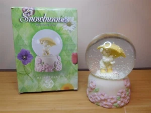 11) Abteilung 56 Schneehasen - Duschen bringen Blumen - Wasserglobe - Neu in Verpackung - Bild 1 von 1