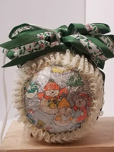 DE COLECCIÓN 1985 HECHO A MANO REDONDO ADORNO DE NAVIDAD CON CAJA DE MÚSICA 7" CUENTAS BRILLO - Imagen 1 de 10