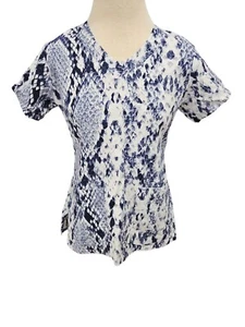 Women's XS Grey's Anatomy By Barco Signature Scrub Top Blue/White Reptile Print - Picture 1 of 8