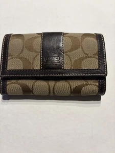 Cartera Coach de Lona Triple con Borde de Cuero Marrón Firma C - Imagen 1 de 9