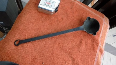 ANTIGUO CUCHARÓN DE HIERRO FORJADO A MANO, DOBLE CAÑO, 14" DE LARGO Foto 1 de 4