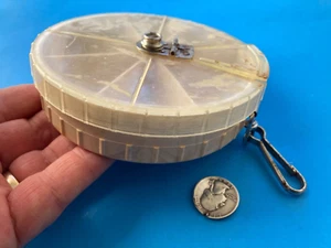 VTG MILLSITE DAISY FLY BOX USA DIAL ROUND CLIP-ON SPRING HOWELL MICH USA 4-5/8” - Picture 1 of 11