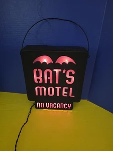 Letrero iluminado vintage de metal BATES MOTEL SIN VACANTES - Imagen 1 de 7