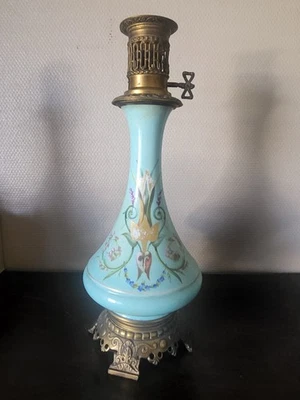 ANCIENNE LAMPE À PÉTROLE NAPOLEON III EN OPALINE TURQUOISE A DÉCOR PEINT ÉMAILLÉ - Photo 1/3