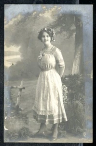 Antike deutsche Postkarte hübsches Mädchen in Spielhalle oder Atelier um 1912 - Bild 1 von 2