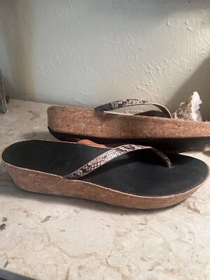 SANDALIA FITFLOP 9 ESTAMPADO SERPIENTE CORREA FINA 9 CUÑA CORCHO PLATAFORMA 2" Foto 1 de 4