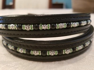 Cinturón de cuero acolchado adornado negro con cuentas de ónix y metal y rondells de peridoto Foto 1 de 2