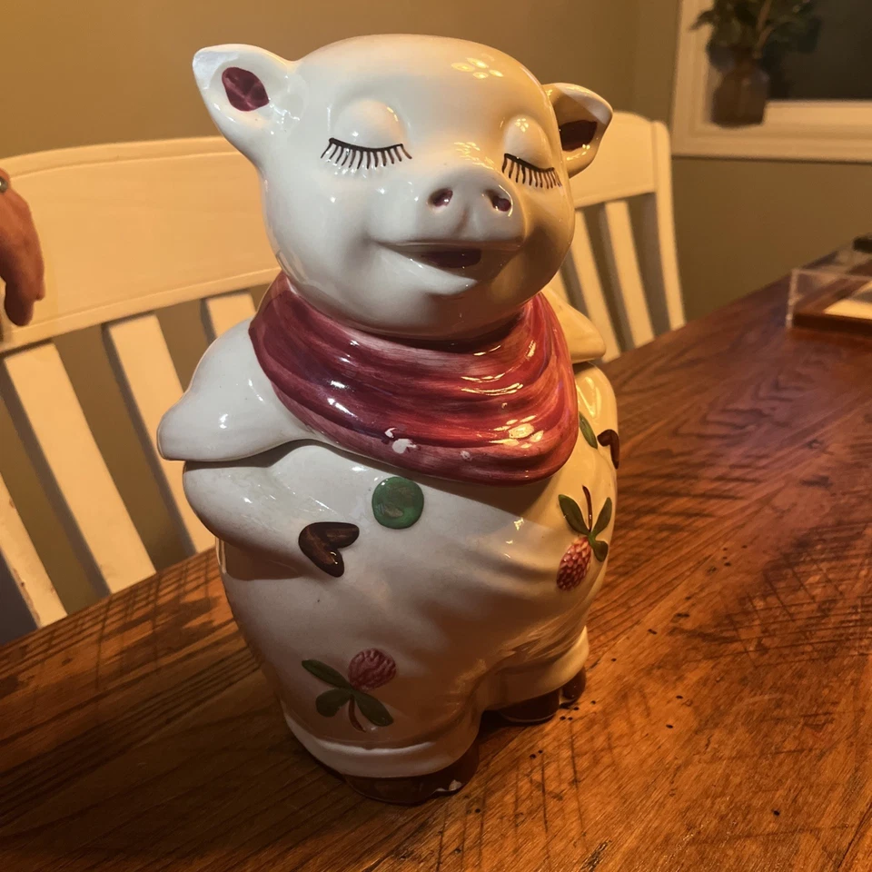 Tarro de galletas Smiley Pig con bufanda roja y flores. Shawnee 7-1/2"A x 6"D x 11-1/4"H Foto 1 de 4