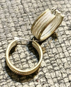 Silver Tone Fashion Hoop Earrings 3/4 Inch - Picture 1 of 1