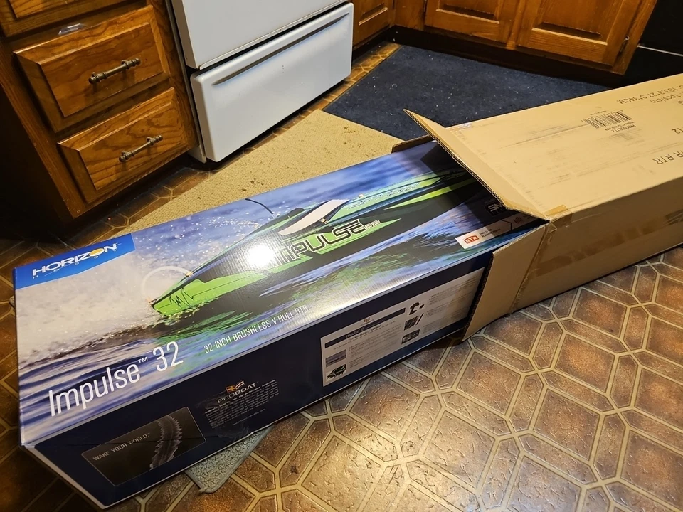 Pro Boat Impulse 32" Brushless V-Hull RC Boat - White/Red (PRB08037T2) - Image 1 of 4