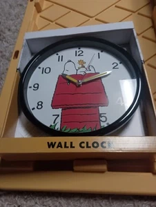 Peanuts~2023~Snoopy & Woodstock& Doghouse~orologio da parete 12"~batteria, NUOVO! - Foto 1 di 4