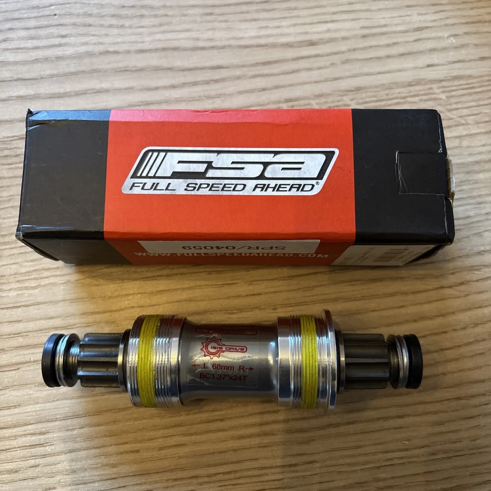 FSA Platinum ISIS Bottom Bracket in Silver - Image 1 of 4