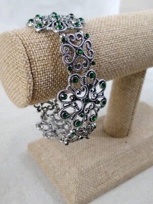 Brazalete elástico Paparazzi verde estrás en forma de flor 4" tono plata Foto 1 de 4