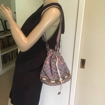 Lesportsac Gray Pink White Hearts Nylon Crossbody Bucket Drawstring Bag Purse Foto 1 de 4