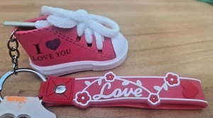 Portachiavi a Sneakers Scarpa da Ginnastica Rosso I LOVE YOU - 7cm PVC - Nuovo - Imagen 1 de 4
