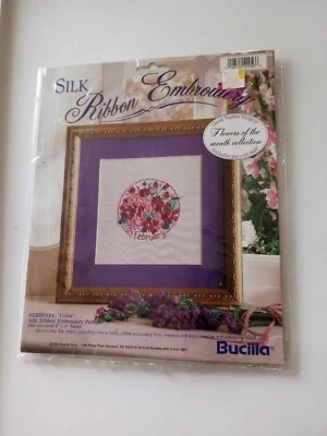 Novo Kit de Fotos Bordado de Fita de Seda Bucilla FEVEREIRO Flor do Mês Violeta - Imagem 1 de 4