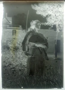Lotto 3 antichi negativi piatto vetro 5" x 7" donna in kimono pose giardino rovere - Foto 1 di 4