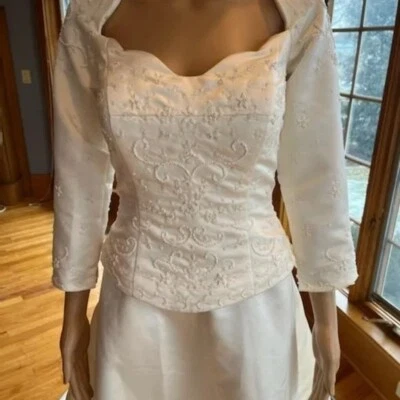 * Vestido de novia Pronovias con cuentas marfil satinado manga larga 3/4 talla 12 Foto 1 de 4