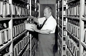 1966 Vintage Photo Dr. Leonell Strong and cancer research mice at Salk Institute - Bild 1 von 2