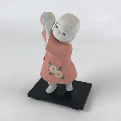 Estatuilla japonesa de cerámica para niña jugando a la pelota de colección vestido rosa soporte negro BD926 Foto 1 de 4