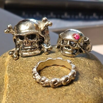 Lote de 3 anillos llamativos de calavera y huesos cruzados en tono plateado acento de piedras preciosas rojas Foto 1 de 4