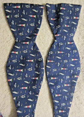 Vineyard Vines 男式蓝色帆船船灯塔航海海滩丝绸领结 — 第 1/3 张图片