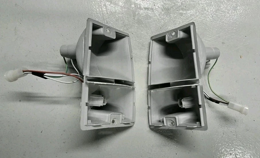 1983-91 Mitsubishi Montero Raider L+R Front  Running /turning Light Assembly  - Image 1 of 1