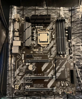 Placa madre Intel Core i7-8700K (3,7 GHz, 6 núcleos, LGA 1151) y Gigabyte Z370 HD3 Foto 1 de 3