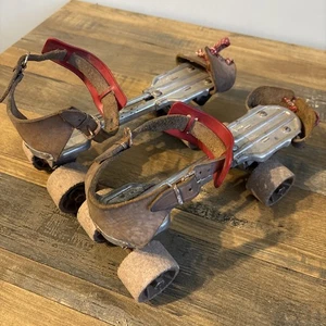 Vintage Metall Rollschuhe 50er Jahre verstellbar (8"-10" lang) rotes Leder - Bild 1 von 12