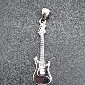 925 NUEVO Colgante-Guitarra Plata de Ley 45mm Largo 12mm Ancho Punto Más Ancho  - Imagen 1 de 8