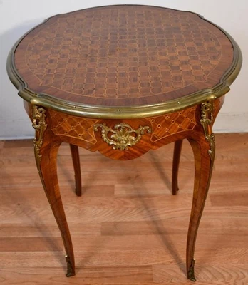Antigua mesa auxiliar francesa Luis XV con incrustaciones de marquetería de nogal / mesa auxiliar de 1900 Foto 1 de 4