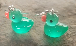 Orecchini anatra gomma verde, orecchini anatra, ganci ipoallergenici, fatti a mano! - Foto 1 di 2