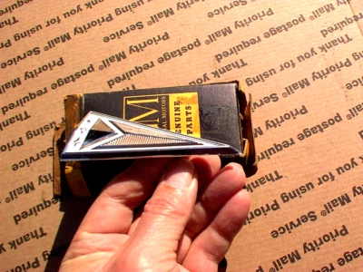 Nuevo de Lote Antiguo Pontiac 1962 Tempest Lemans emblema delantero adorno súper difícil de encontrar nos 421 Foto 1 de 3