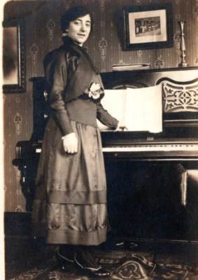 RPPC Vestido Niña Bonita Tocando Piano Foto Real Postal Foto 1 de 3