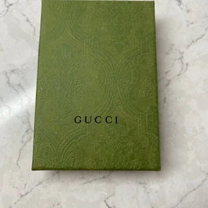Mini caja vacía Gucci verde damasco en relieve solo L 5"x W 3.5"x H 1.2" - Imagen 1 de 6